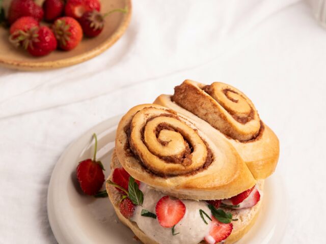 Ölz Cinnamon Rolls &amp;quot;Eis Sandwich&amp;quot; mit Erdbeeren &amp; Minze - Rudolf Ölz ...