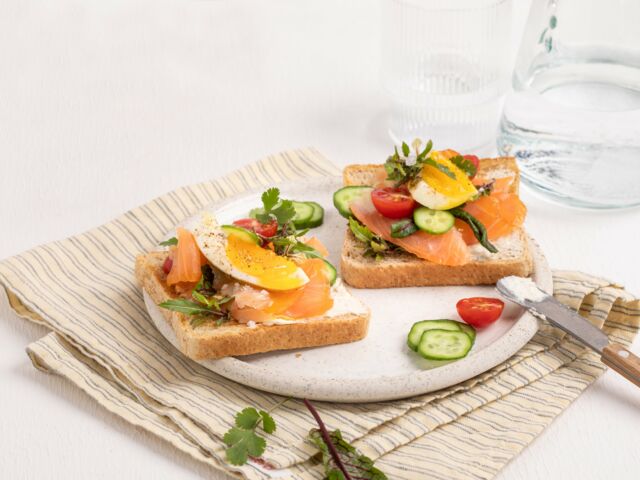 Ölz Mehrkorn Toast Rezept mit Räucherlachs und Kren-Aufstrich - Rudolf ... Ölz Mehrkorn Toast Rezept mit Räucherlachs und Kren-Aufstrich - Rudolf ...