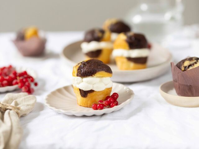 Ölz Marmor Muffin Rezept: Cupcake Sandwich mit Vanille Frosting ...