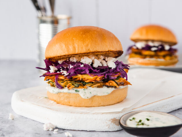 Ölz Brioche Burger Brötle Rezept mit Kartoffel-Lauch Puffer &amp; Rotkraut ...