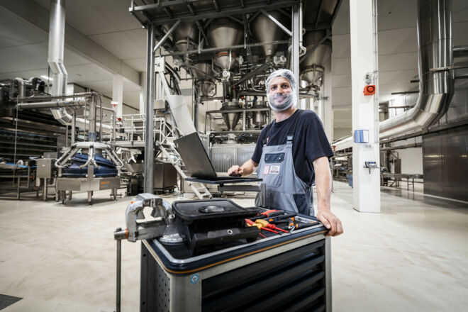 2021-07-28 Technik Bäckerei groß Blick Patrick in Kamera